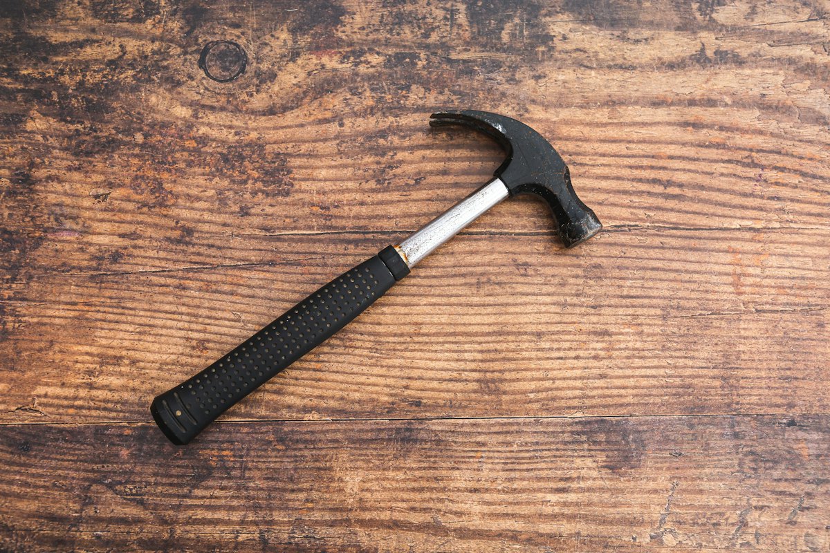Hammer auf einem Holztisch